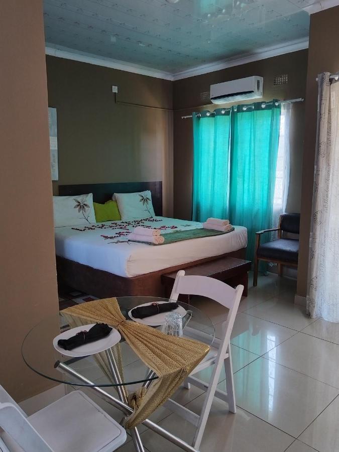 Looks Cottages Self Catering Apartments Kasane Exterior photo