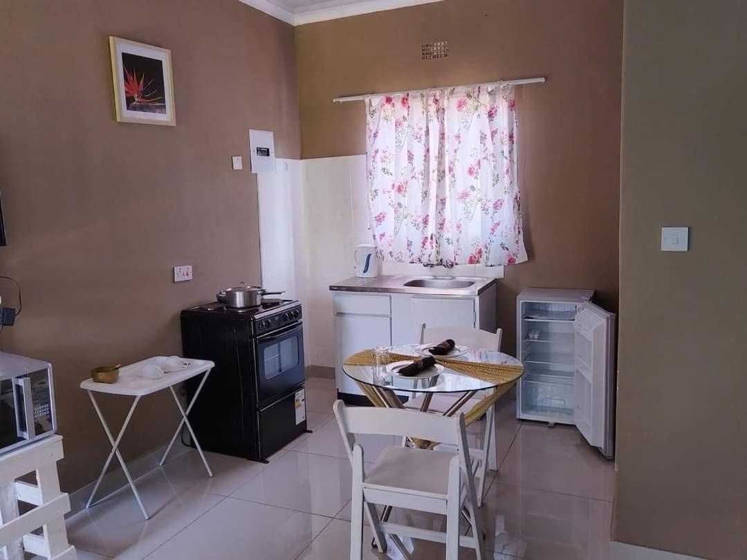 Looks Cottages Self Catering Apartments Kasane Exterior photo