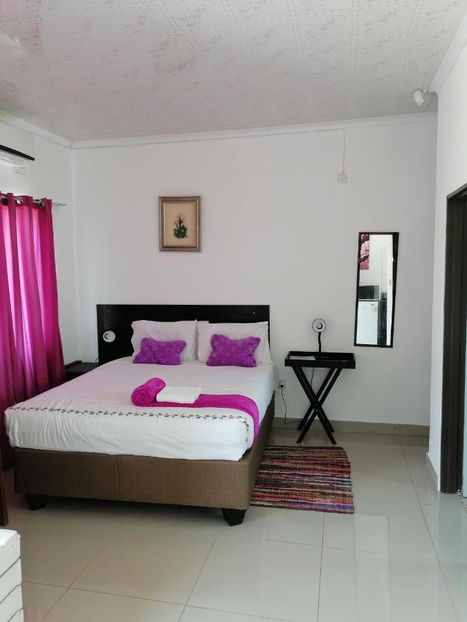 Looks Cottages Self Catering Apartments Kasane Exterior photo