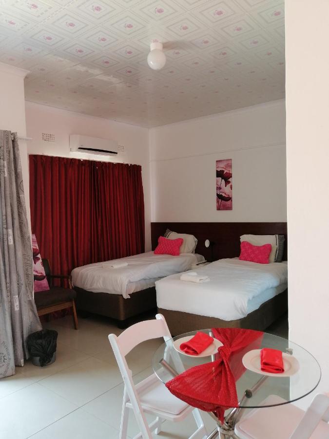 Looks Cottages Self Catering Apartments Kasane Exterior photo
